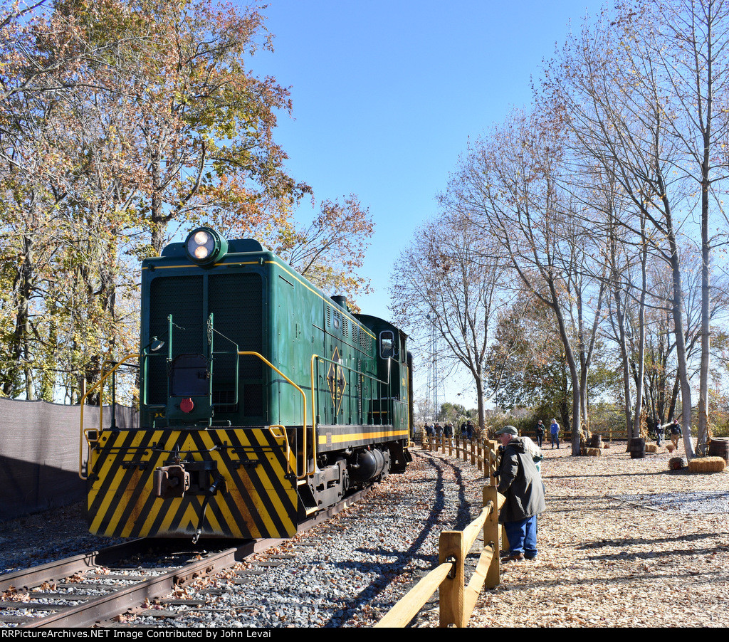 The 304 getting some rest with its passenger consist 